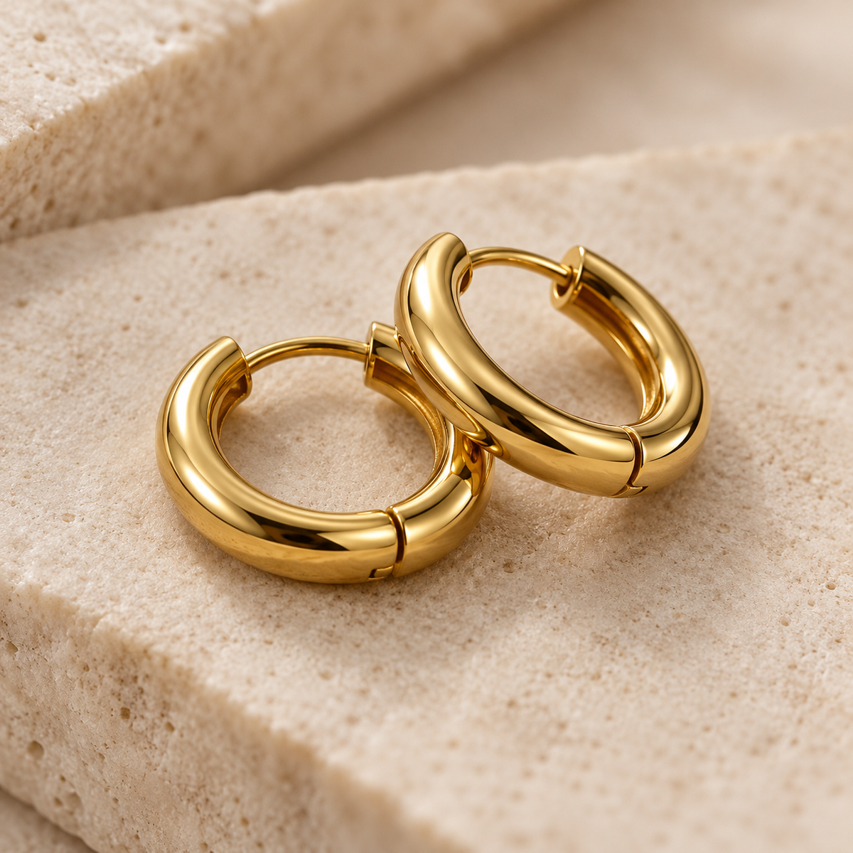 Basic Huggie Hoops – Vergoldete Creolen 18 mm