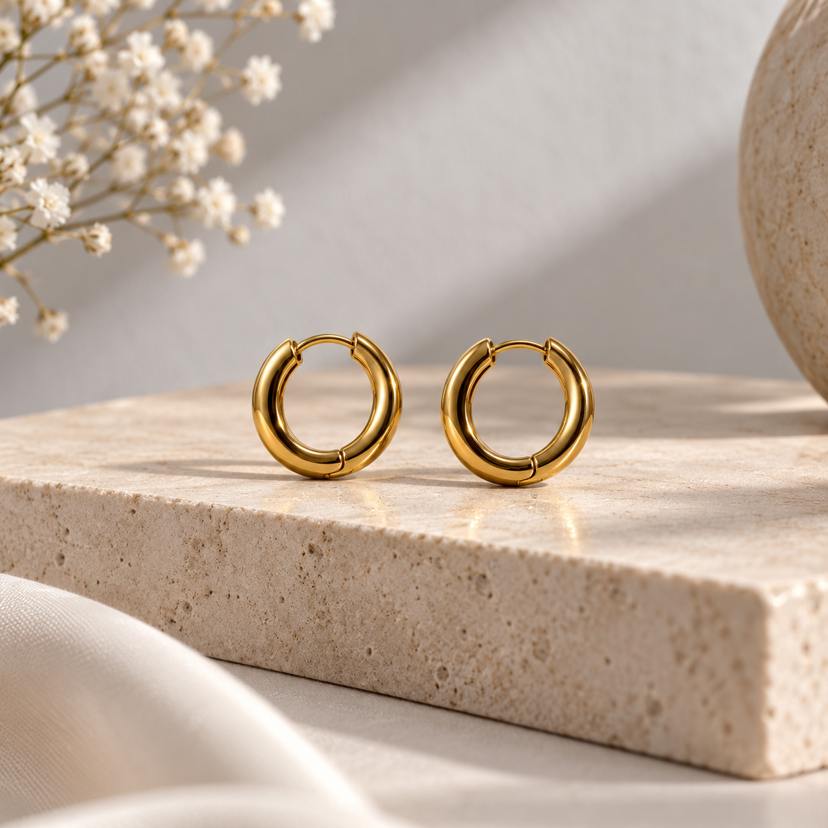 Basic Huggie Hoops – Vergoldete Creolen 18 mm