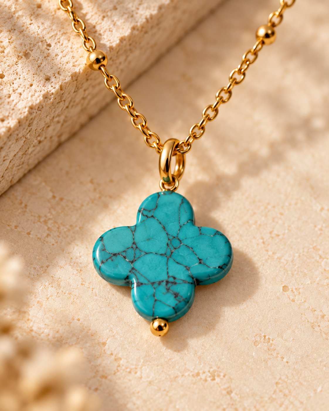 Turquoise Clover Necklace – Vergoldete Halskette mit türkisfarbenem Kleeblatt