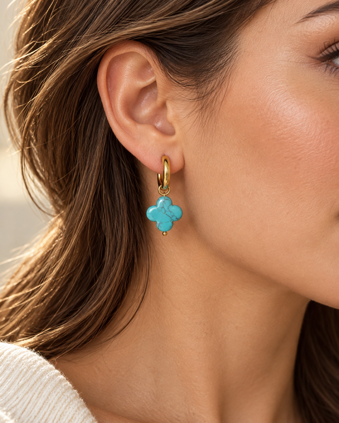 Turquoise Clover Hoops – Vergoldete Creolen mit türkisfarbenem Kleeblatt