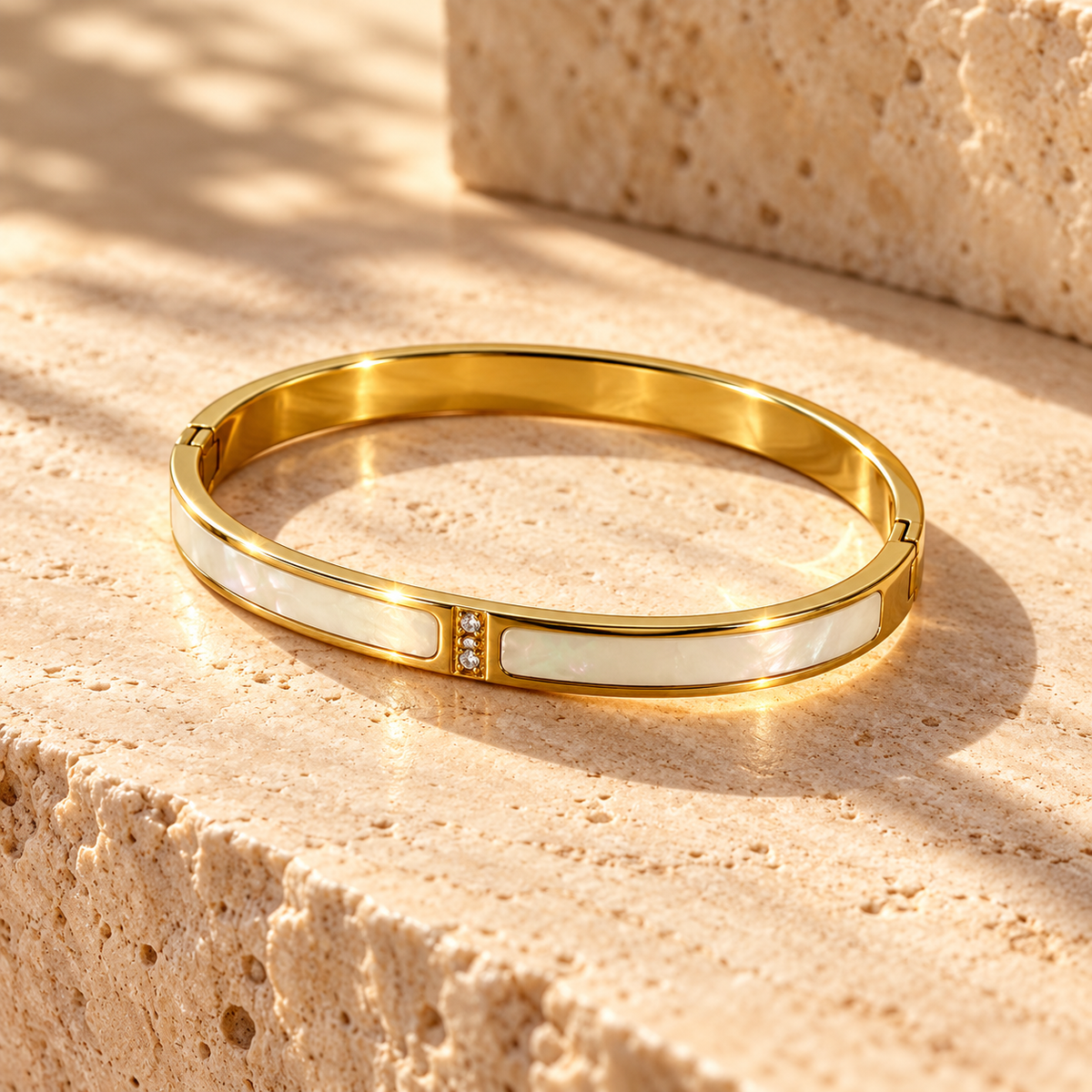 Mutterperle – Starres Armband mit Perlmutt & Zirkonia | Gold