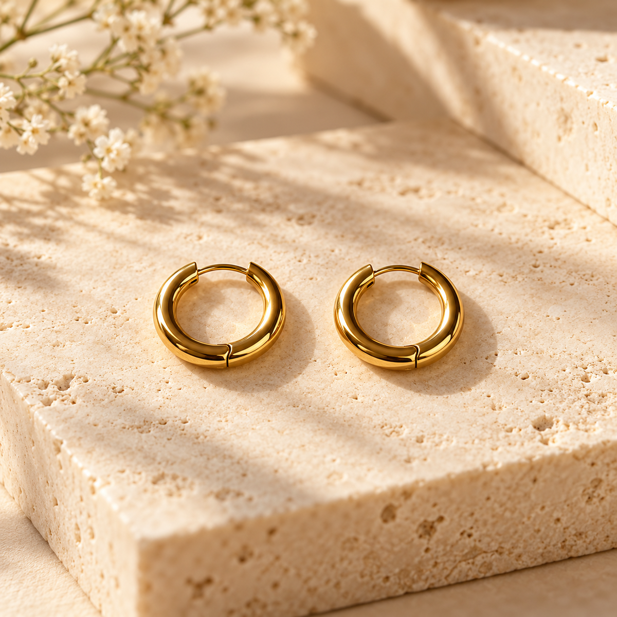 Basic Huggie Hoops – Vergoldete Creolen 18 mm