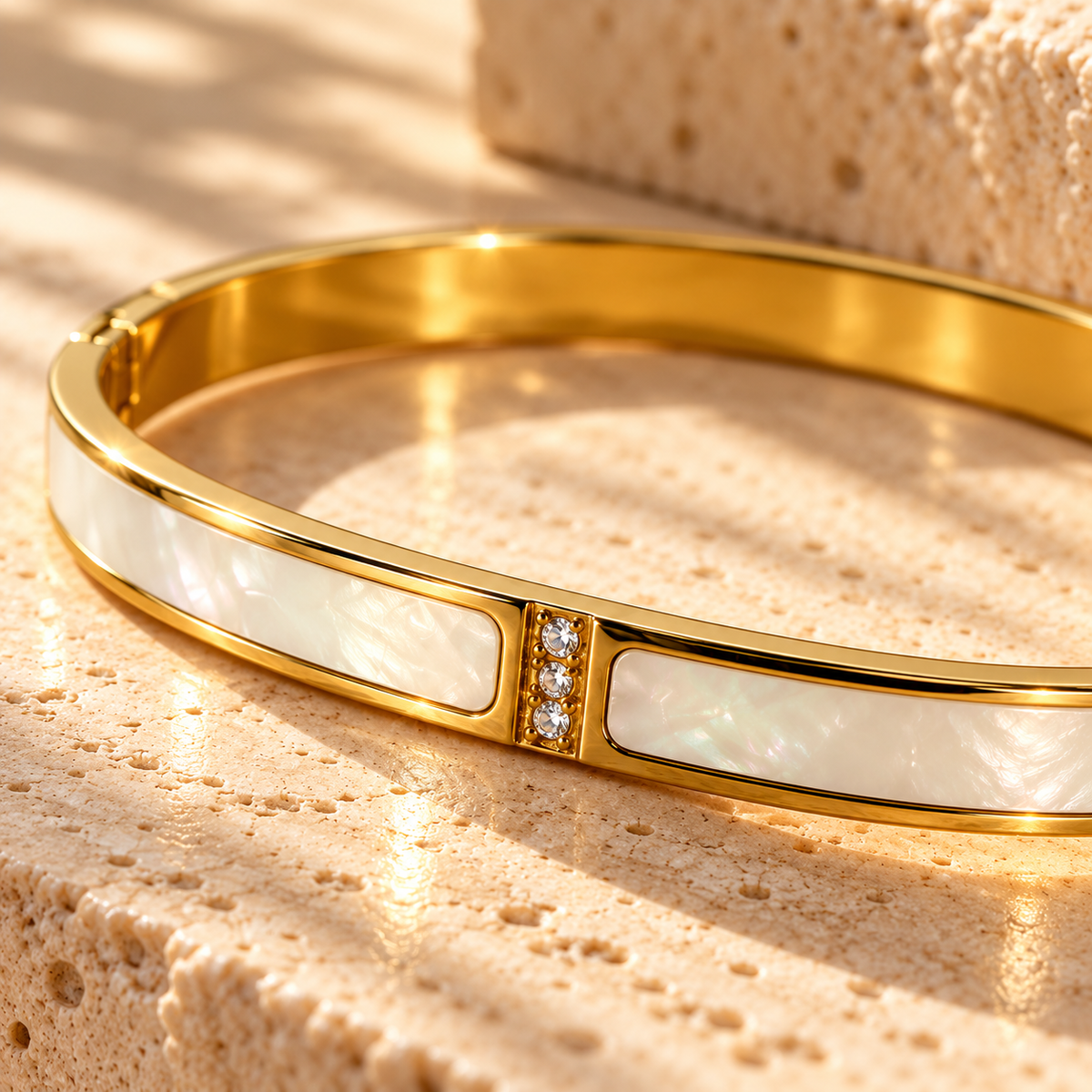 Mutterperle – Starres Armband mit Perlmutt & Zirkonia | Gold