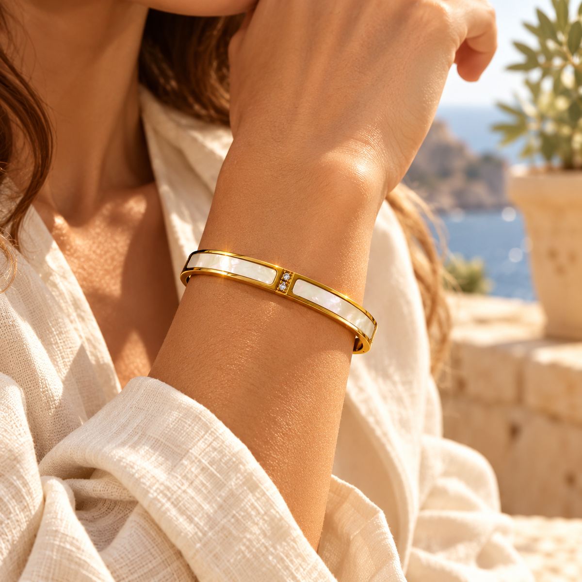Mutterperle – Starres Armband mit Perlmutt & Zirkonia | Gold