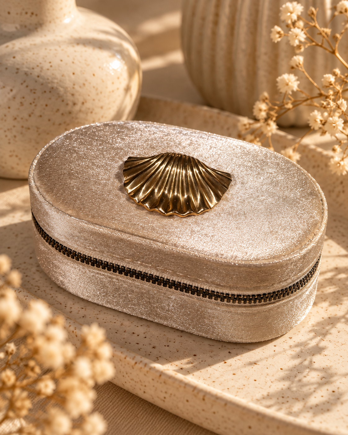 Schmuck-Reiseetui aus Samt mit Muschel-Brosche