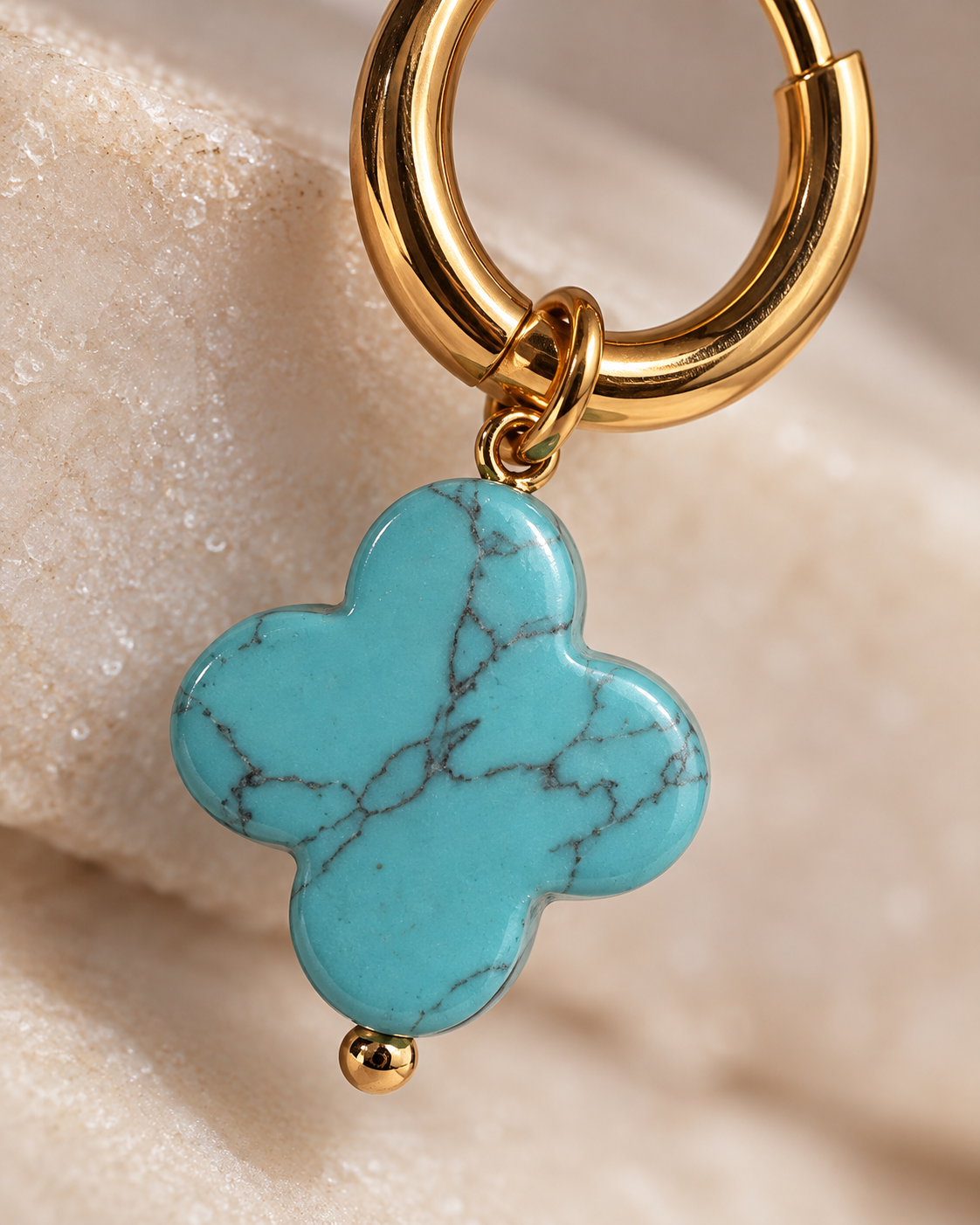 Turquoise Clover Hoops – Vergoldete Creolen mit türkisfarbenem Kleeblatt