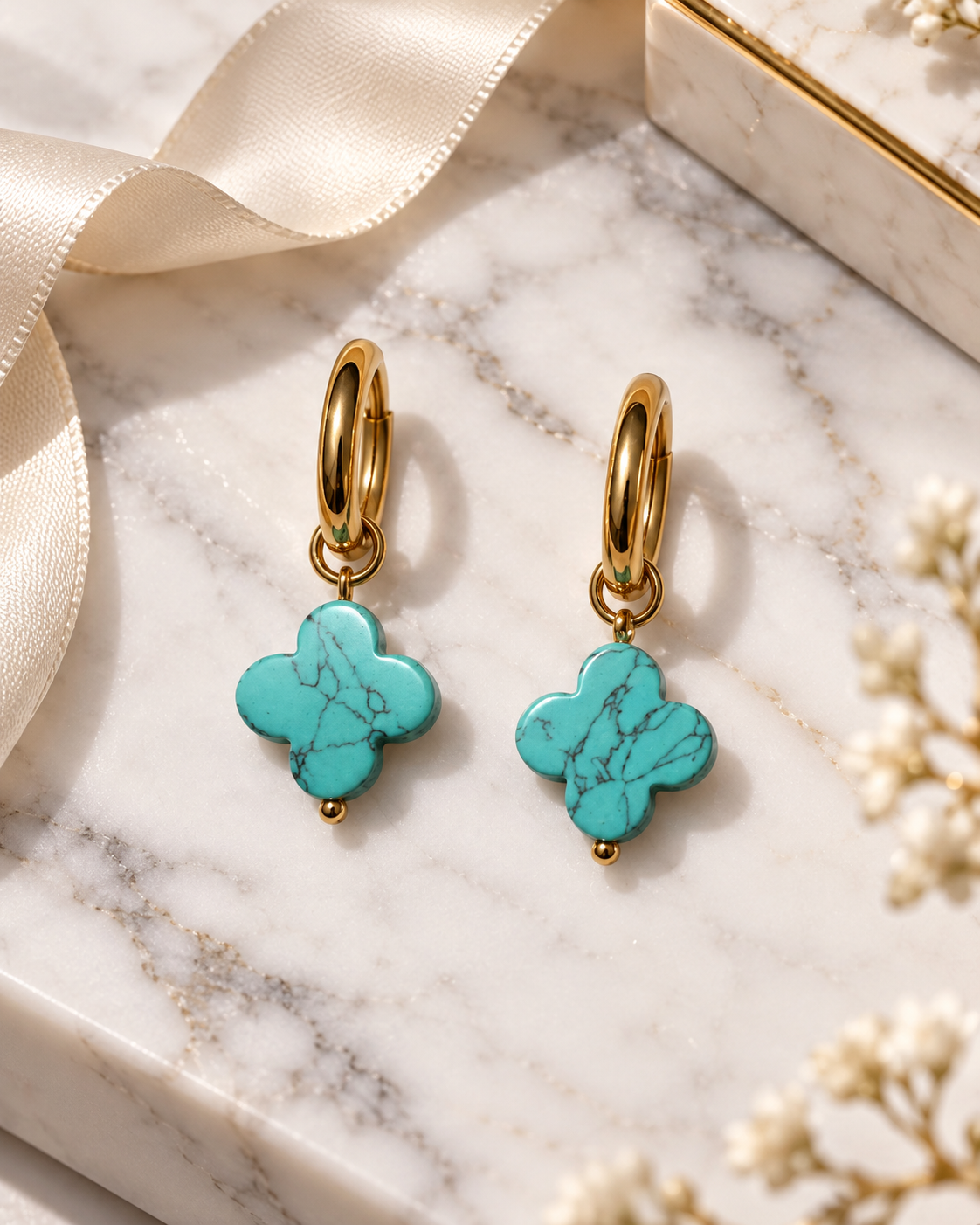 Turquoise Clover Hoops – Vergoldete Creolen mit türkisfarbenem Kleeblatt